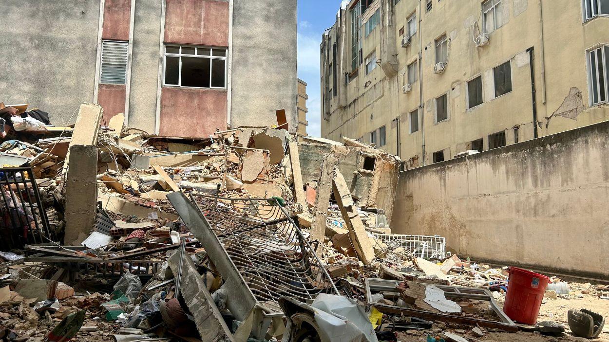 Escombros yacen frente a un edificio en la zona oeste del centro de la ciudad tras el devastador terremoto. La cifra oficial de muertos en el país sudamericano sigue aumentando. Foto: Ivanna Laura/EP.