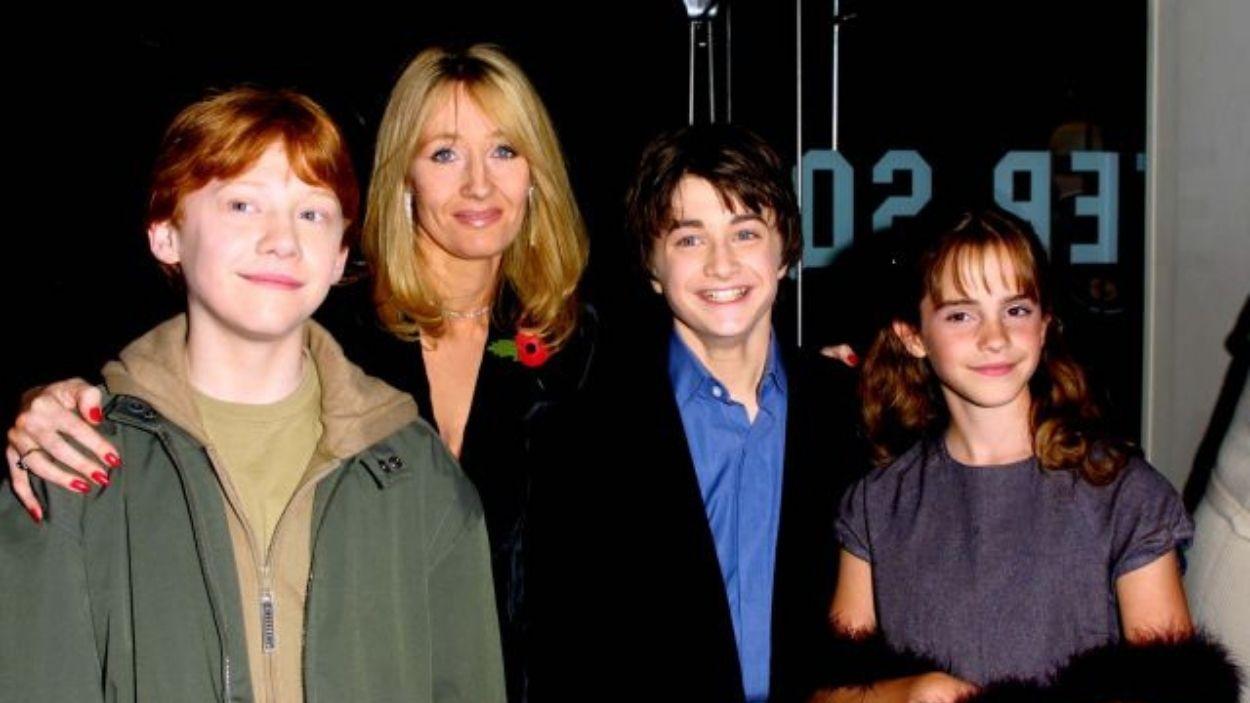 J.K Rowling y el elenco de Harry Potter.