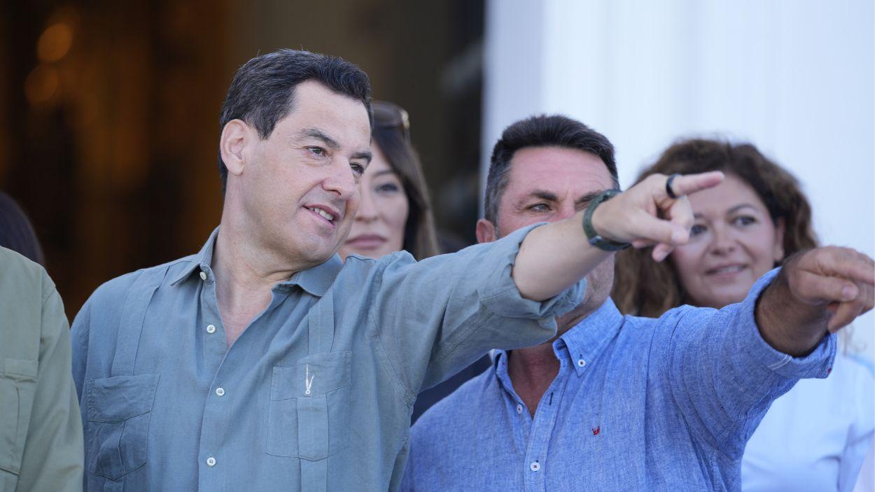 El presidente en funciones de la Junta de Andalucía, Juanma Moreno (c), asiste a la tradicional Saca de las yeguas en Almonte, Huelva. EP.