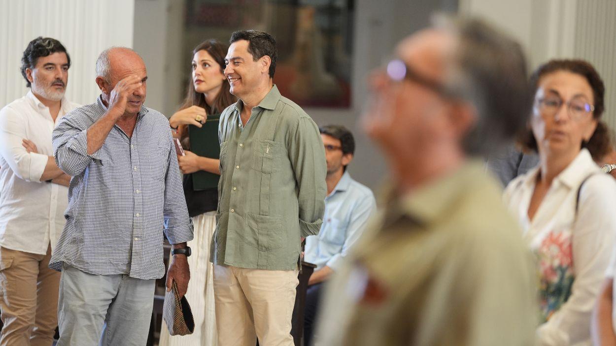 El presidente en funciones de la Junta de Andalucía, Moreno Bonilla, coincide con el portavoz de Vox en el Parlamento andaluz, Manuel Gavira, en una visita a la Virgen del Rocío en su ermita / EP
