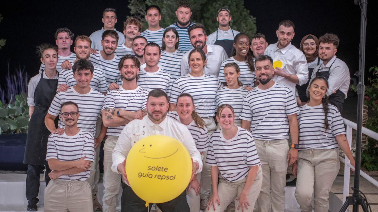 Borja González, el chef de Alquímico, posa junto a su equipo con el Solete conseguido en el Cortijo la Loma ©Sofía Moro