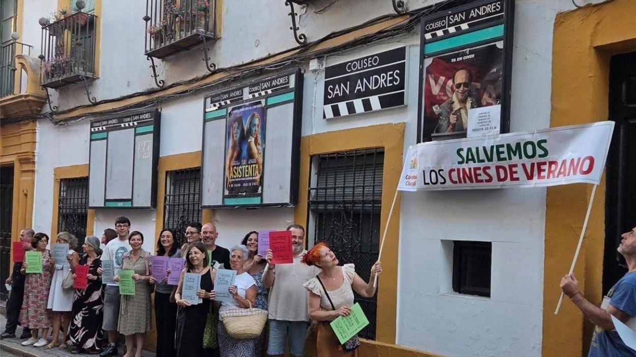 Concentración ante el Coliseo San Andrés en defensa de los cines de verano de Córdoba / IU