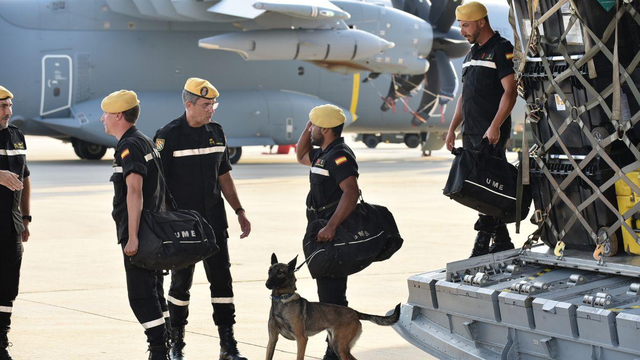 El general jefe de la UME, Francisco Javier Marcos, recibe a los soldados desplegados en Marruecos en 2023. EP.