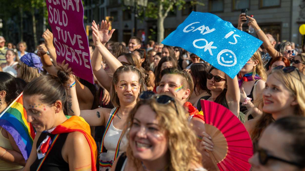 Varias personas durante la manifestación del Pride Barcelona 2025, a 19 de julio de 2025, en Barcelona, Catalunya (España). Lorena Sopêna / EP