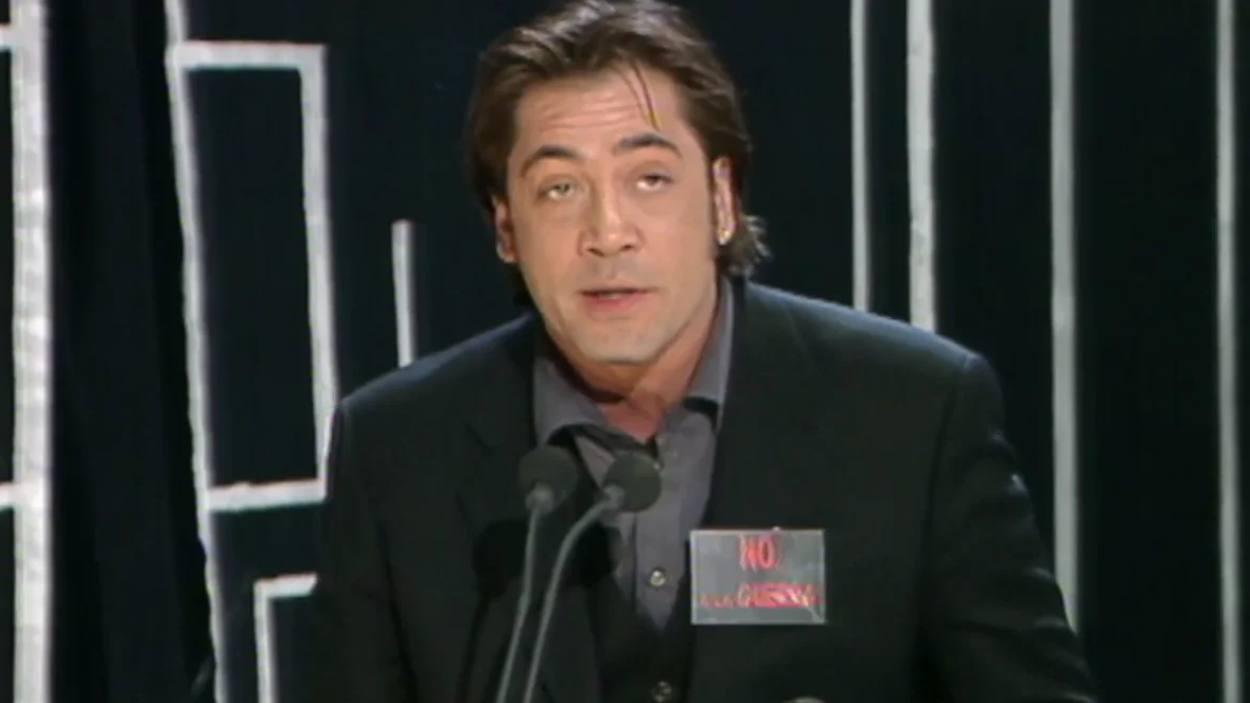 Javier Bardem en la gala de los Premios Goya del 2003 con la chapa de 'No a la Guerra'