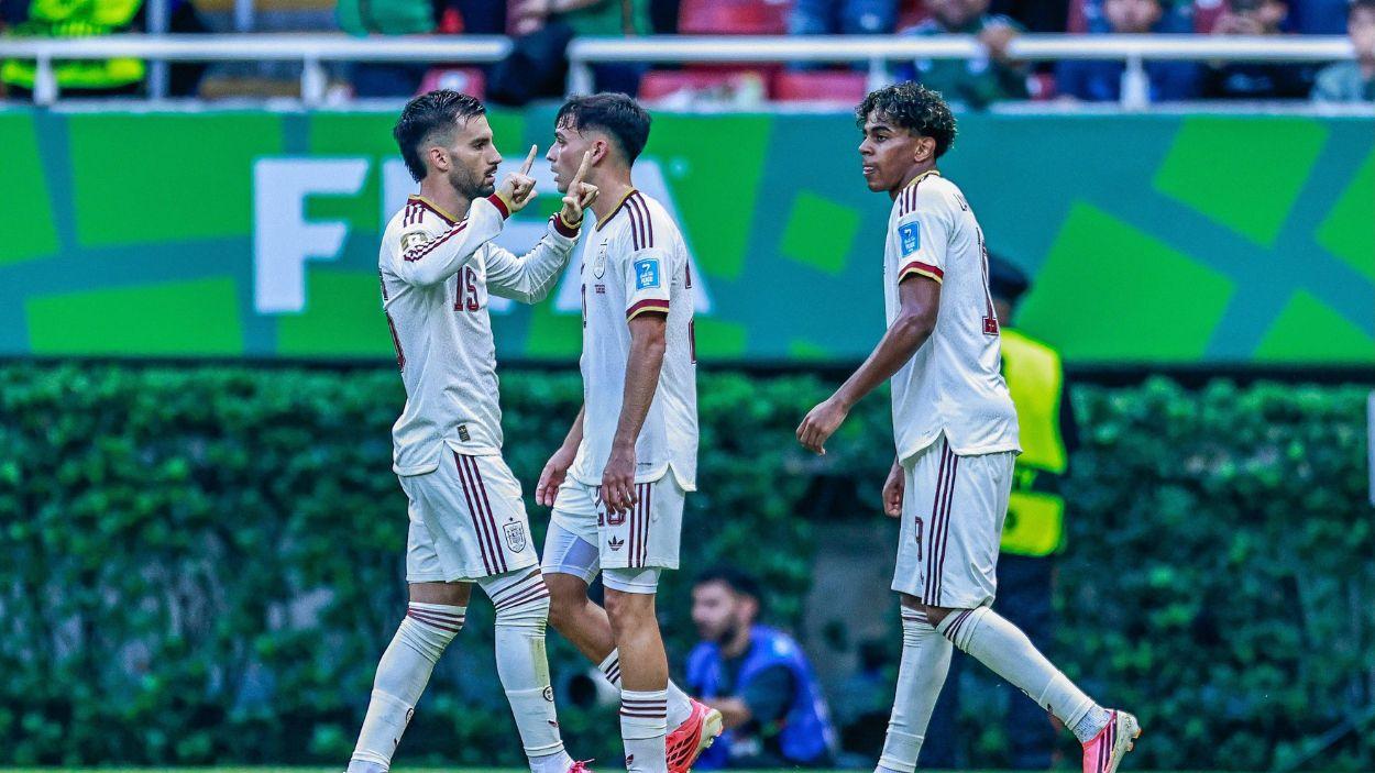 Alex Baena celebrando el gol. EP.
