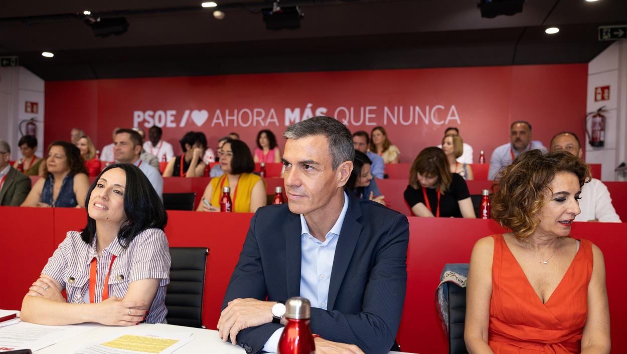 El presidente del gobierno y secretario general del PSOE, Pedro Sánchez, en el Comité Federal socialista junto a la secretaria de Organización, Rebeca Torró, y a la secretaria general del PSOE de Andalucía, María Jesús Montero. EP