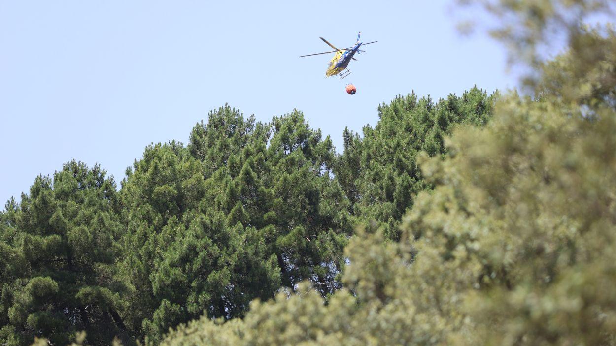 Helicóptero realiza labores de extinción de un Incendio forestal, EP.