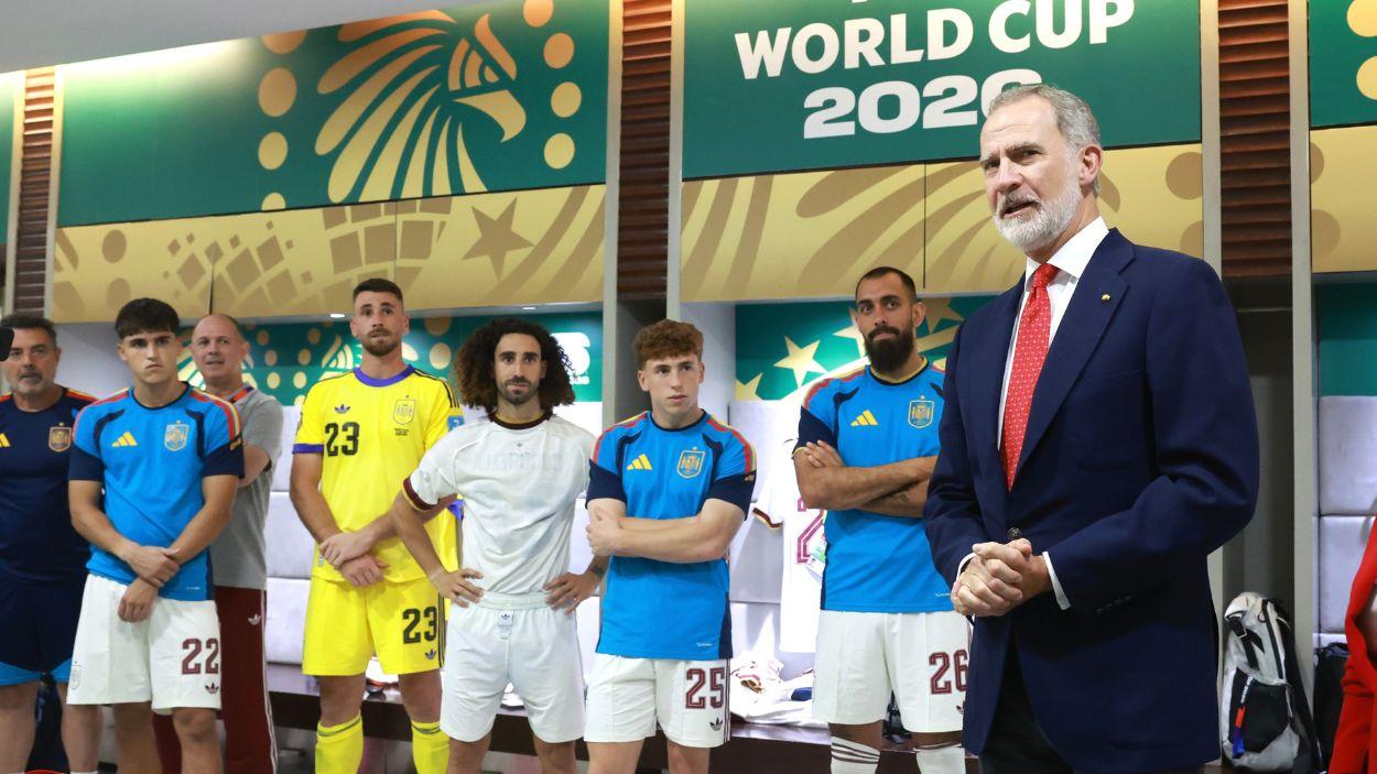 El Rey Felipe VI habla con los jugadores de la selección española. EP.