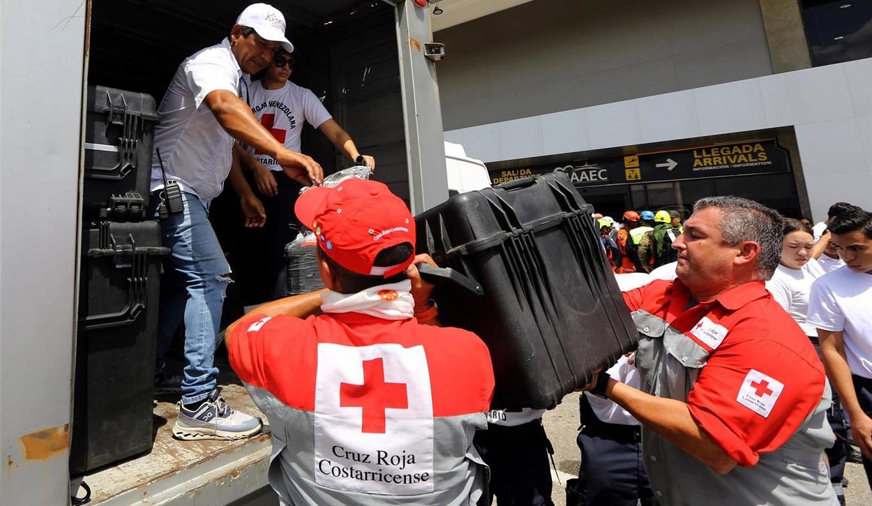 Tareas de salvamento por los terremotos de Venezuela. EP