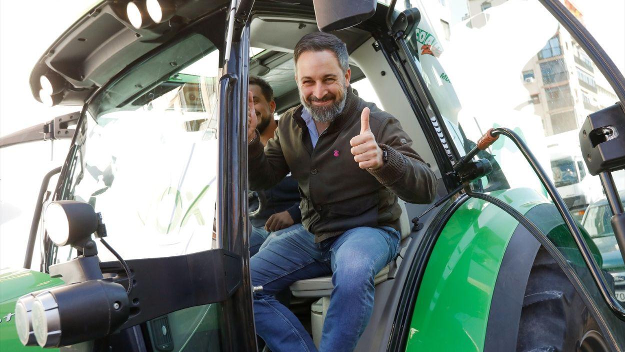 Presidente de Vox, Santiago Abascal, sobre un tractor. Imagen archivo / EP