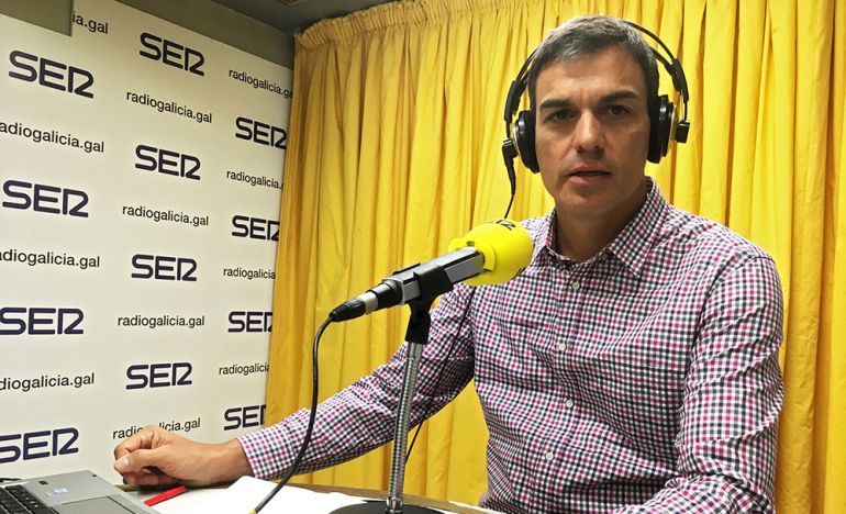 Pedro Sánchez durante la entrevista, en los estudios de la Cadena SER en Santiago de Compostela.