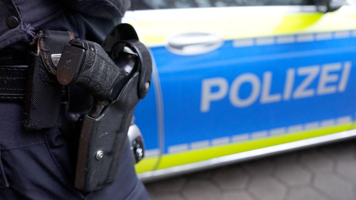 Imagen de archivo de un agente de Policía en Hamburgo, Alemania. EP.