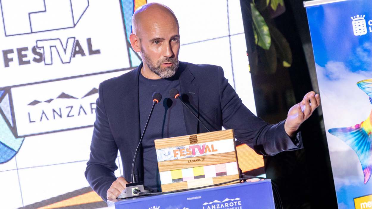 Gonzalo Miró recogiendo el Premios FesTVal Lanzarote para 'Directo al Grano' (FESTVAL)