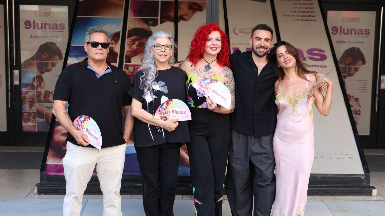 Jorge Sanz, Kiti Mánver, Patricia Ortega, Zack Gómez Rolls y María León posan en el photocall de la película '9 Lunas' . EP