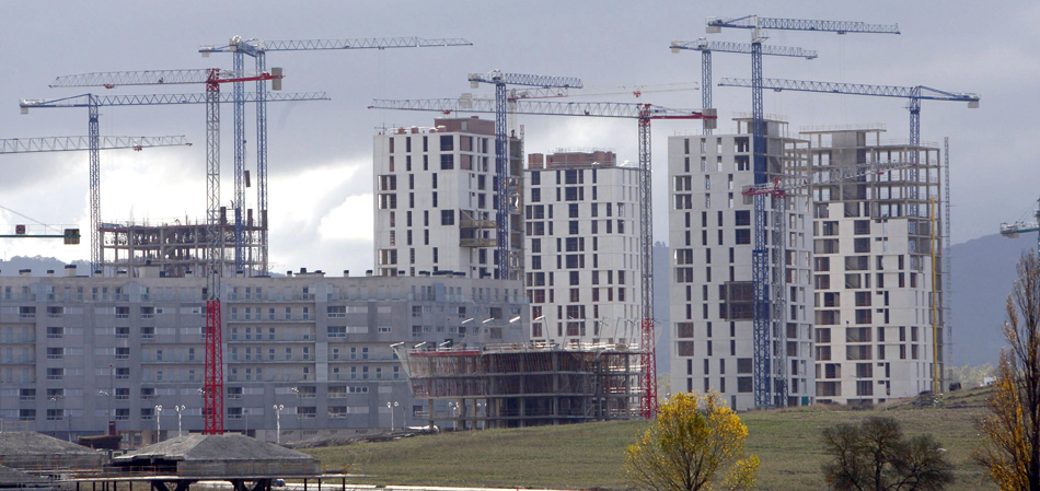 En la imagen, varios edificios de viviendas en construcción