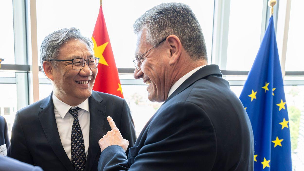 El negociador comercial de la UE y comisario, Maros Sefcovic, y el ministro de Comercio chino, Wang Wentao. EP.