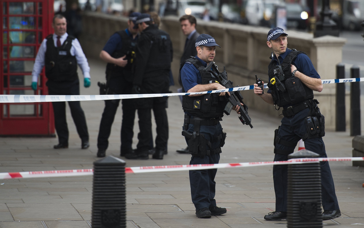 La zona cercana al Parlamento de Londres, de nuevo blindada por policías
