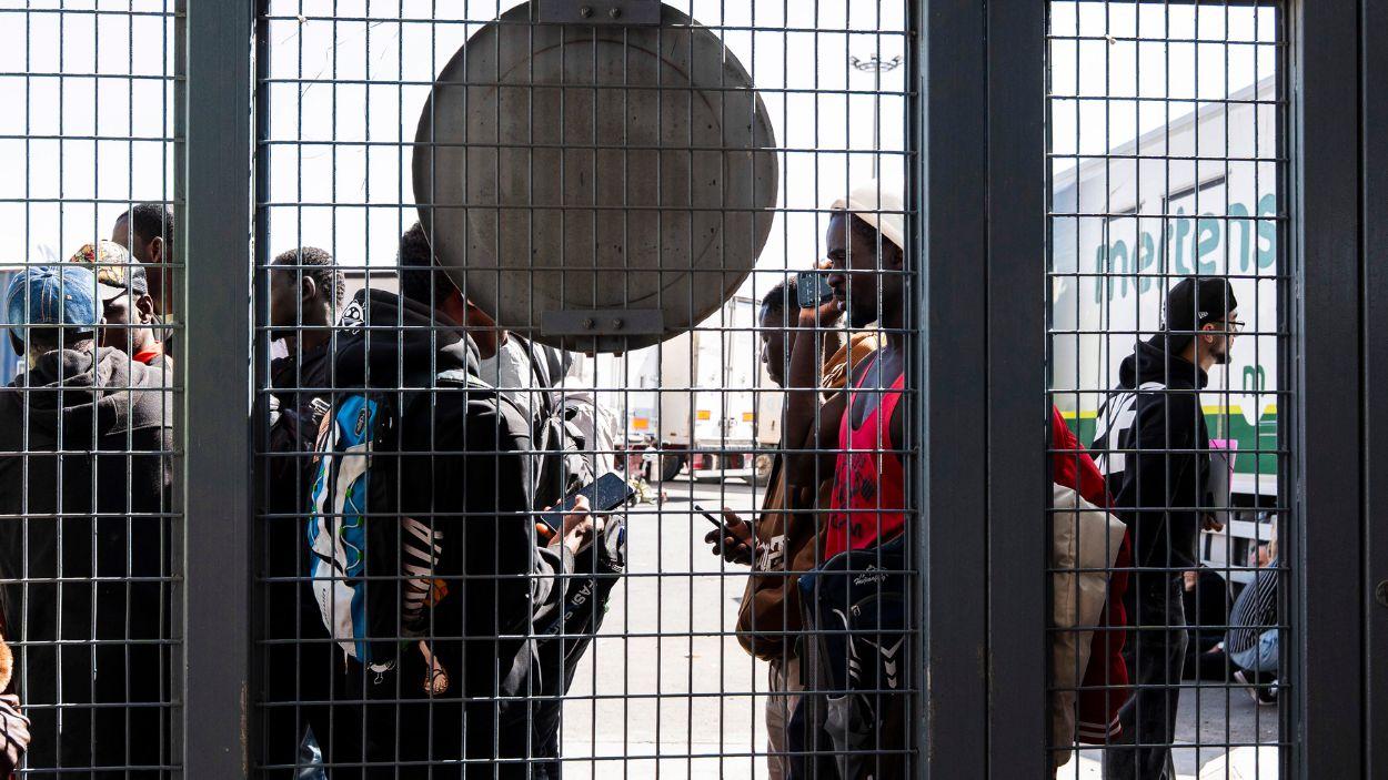 Imágenes del inicio de la atención a inmigrantes en sus trámites para la regularización en el Puerto del Almería. EP.