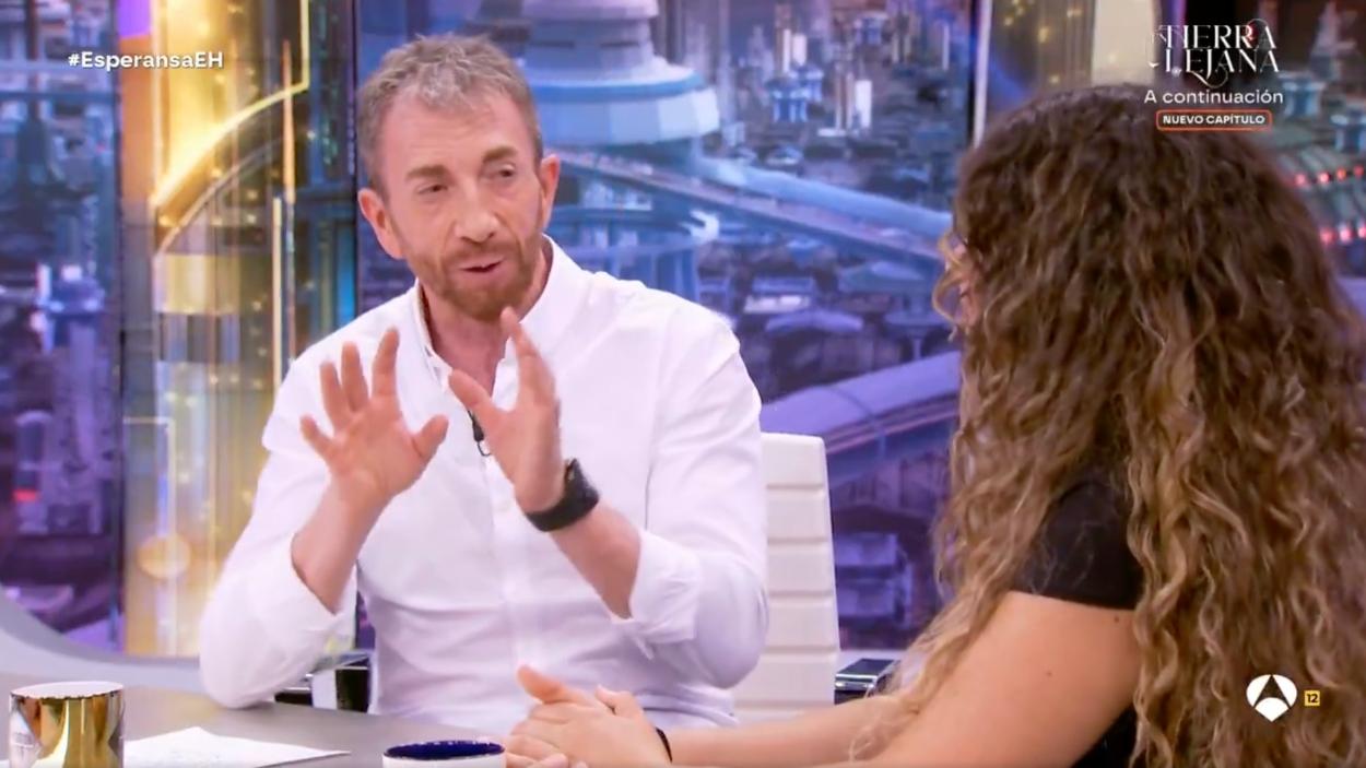 Pablo Motos con Esperansa Grasia en 'El Hormiguero'. ATRESMEDIA.
