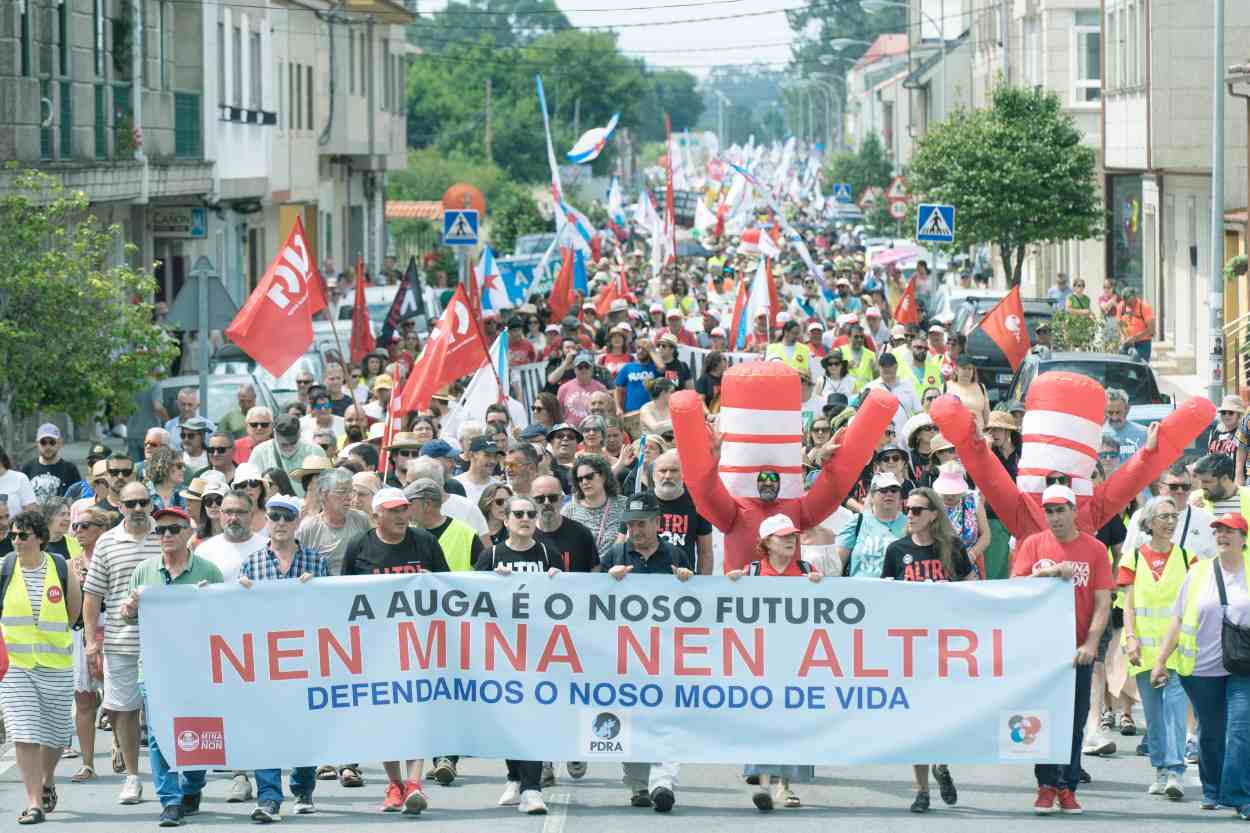 Imagen de la protesta celebrada el pasado día 14 en A Illa de Arousa contra Altri y la mina de Touro (Foto: Plataforma Ulloa Viva).