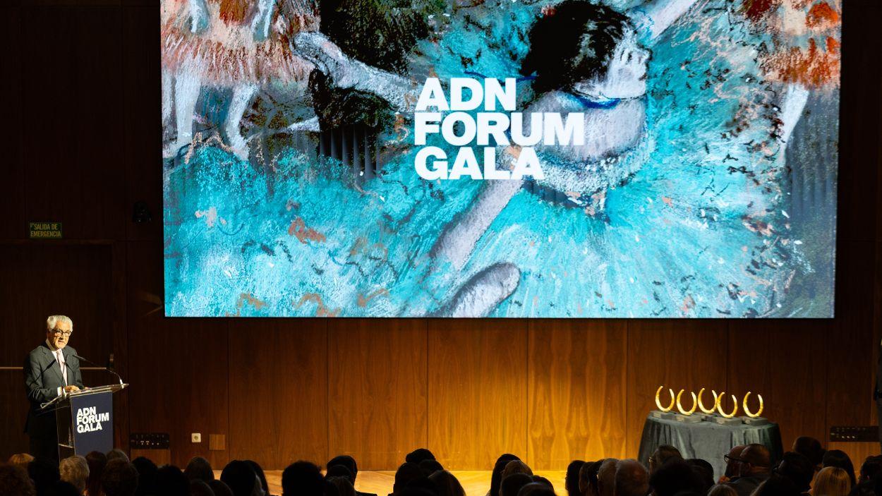 Rafael Canogar recibe el Reconocimiento Honorífico a las Artes en la gala de ADN Forum y el Museo Thyssen