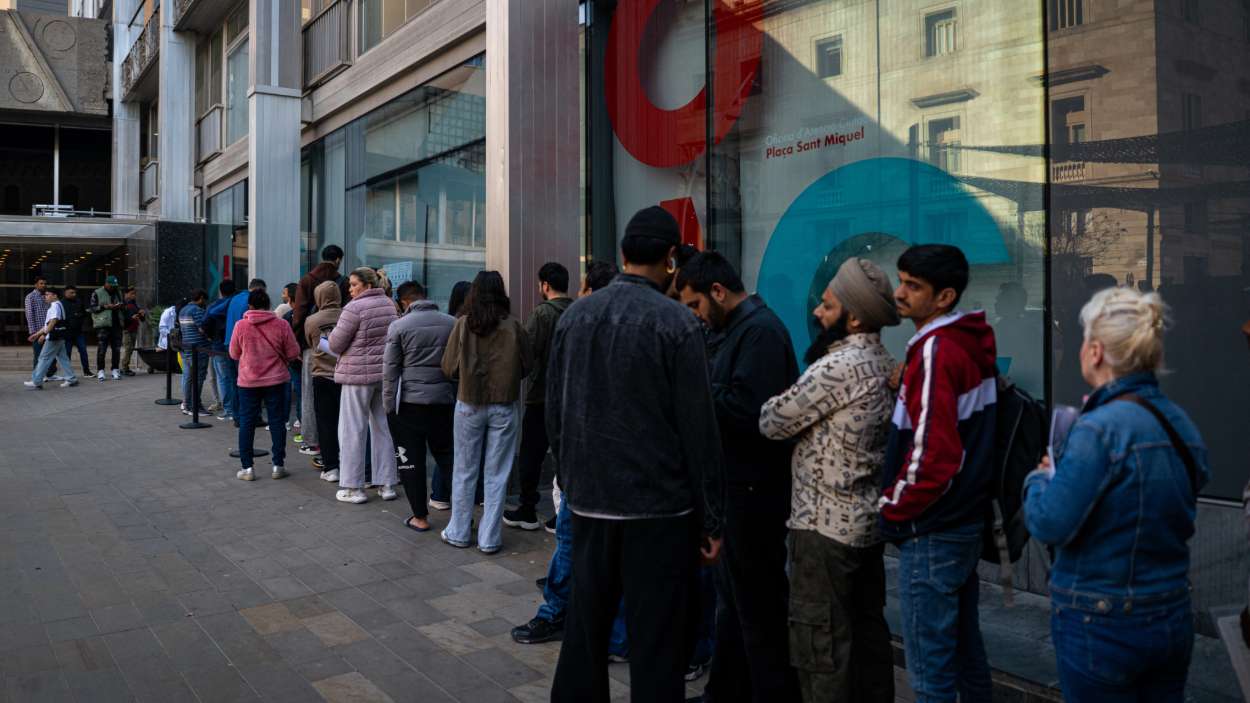 Varias personas hacen cola en una oficina de atención ciudadana (OAC) de la plaza de Sant Miquel (Barcelona), a 20 de abril de 2026. Lorena Sopêna / EP