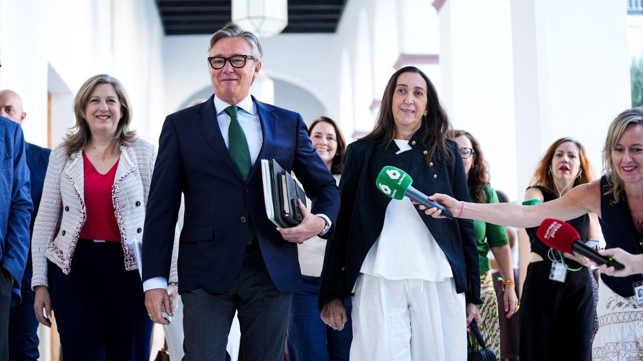 El portavoz del grupo parlamentario Vox en Andalucía, Manuel Gavira (3i), acompañado por los miembros de su bancada, llega al hemiciclo del parlamento para intervenir en la segunda jornada del debate de investidura / EP