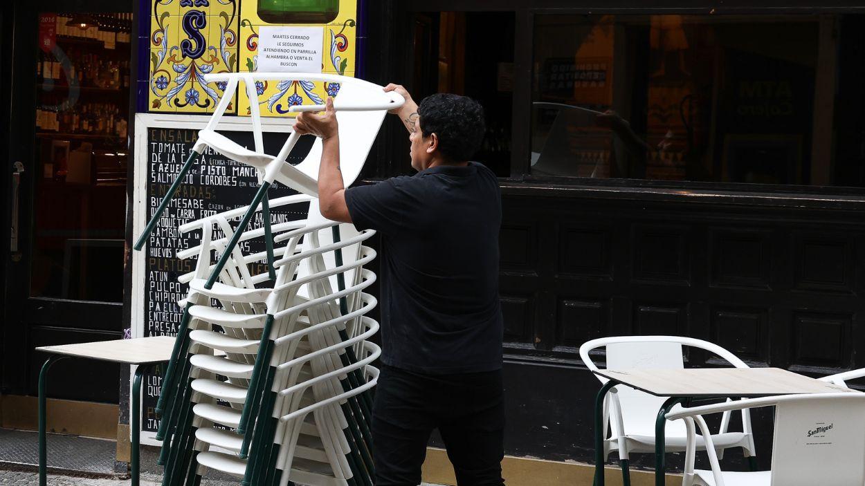 Una persona migrante trabajando en la hostelería. EP.