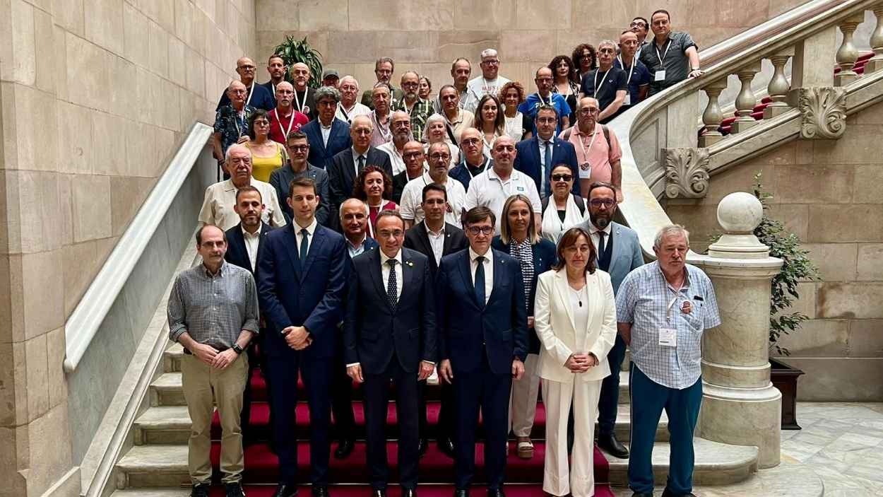 El presidente de la Generalitat, Salvador Illa, y el del Parlament, Josep Rull, con afectados y asociaciones tras la aprobación de la ley por la retirada del amianto. EP