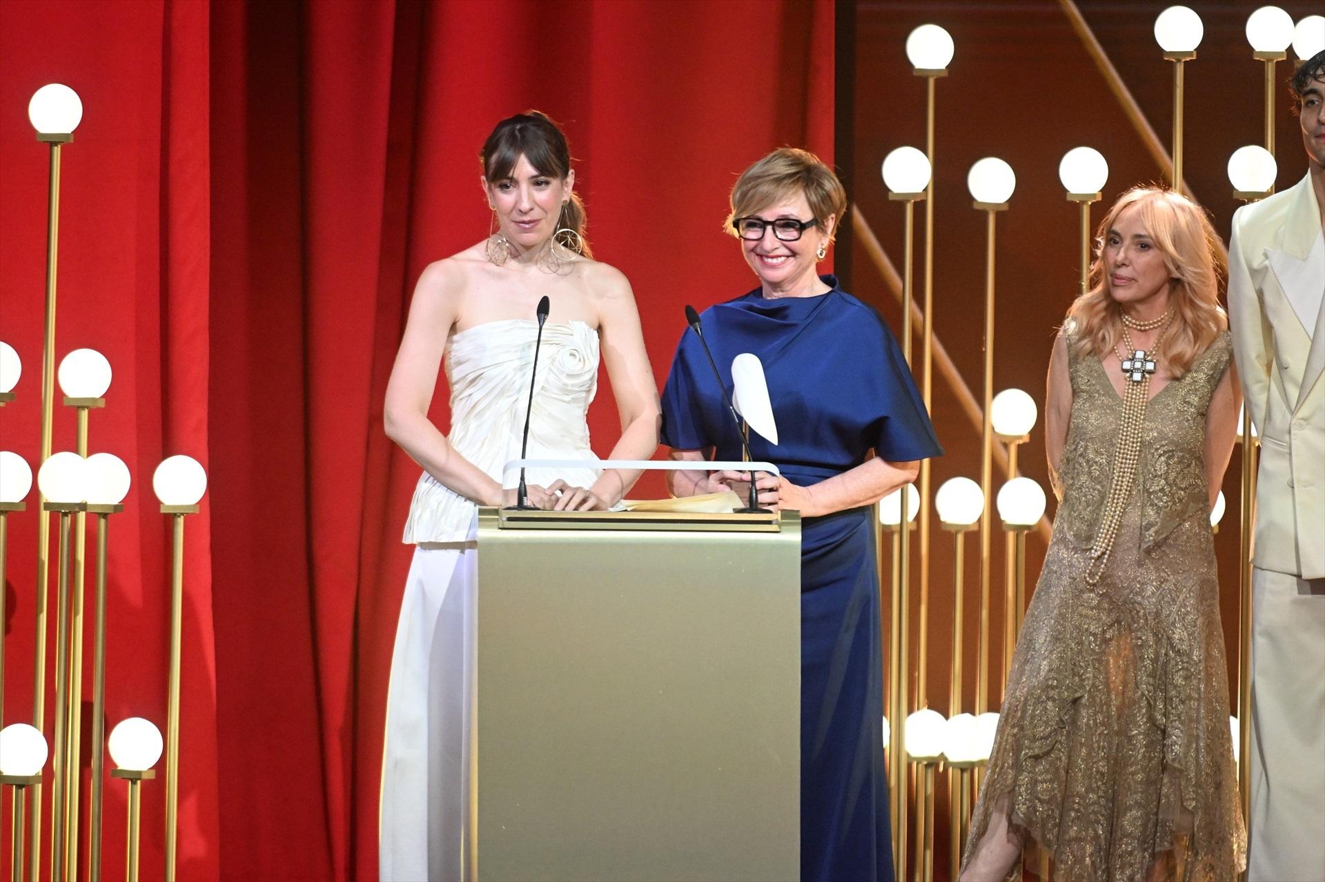 Teresa Helbig e Isabel Sanchis durante la gala de la III edición de los Premios Academia de la Moda Española, en el Gran Teatro Príncipe Pío, a 30 de junio de 2026, en Madrid (España) - José Oliva / Europa Press