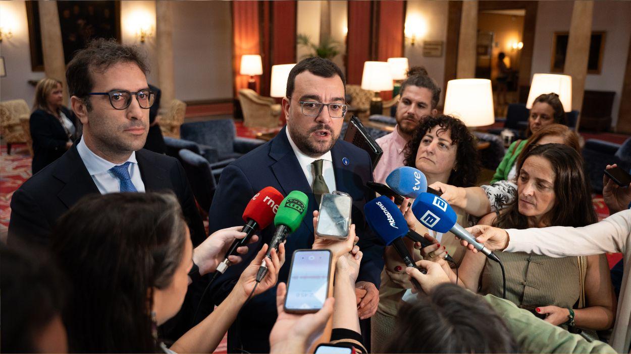 El presidente del Principado de Asturias, Adrián Barbón, y el vicepresidente del Gobierno y ministro de Economía, Carlos Cuerpo, durante la LXVI Reunión Ordinaria de la Asamblea de Gobernadores del Banco Centroamericano de Integración Económica (BCIE). EP