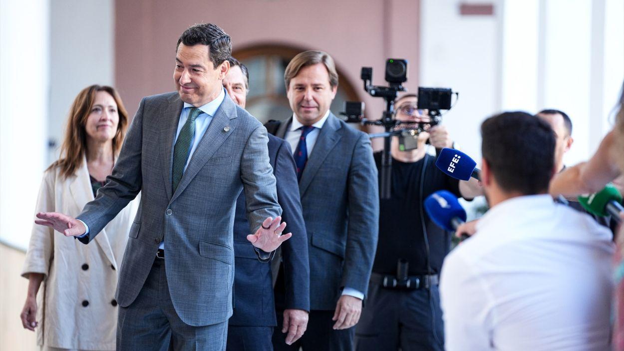 El presidente en funciones de la Junta y candidato del PP a la reelección, Juanma Moreno (i), a su llegada para afrontar la segunda jornada del debate de investidura / EP