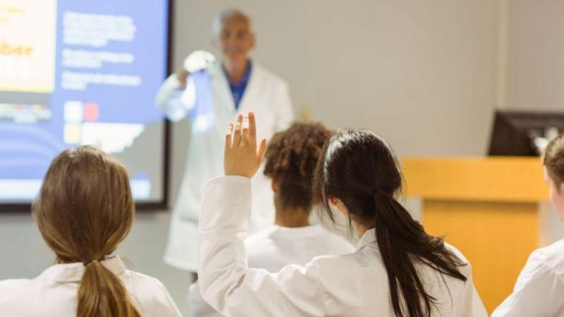 El aumento del 52% de plazas MIR no corrige el déficit de médicos en especialidades y territorios clave según el Instituto Coordenadas