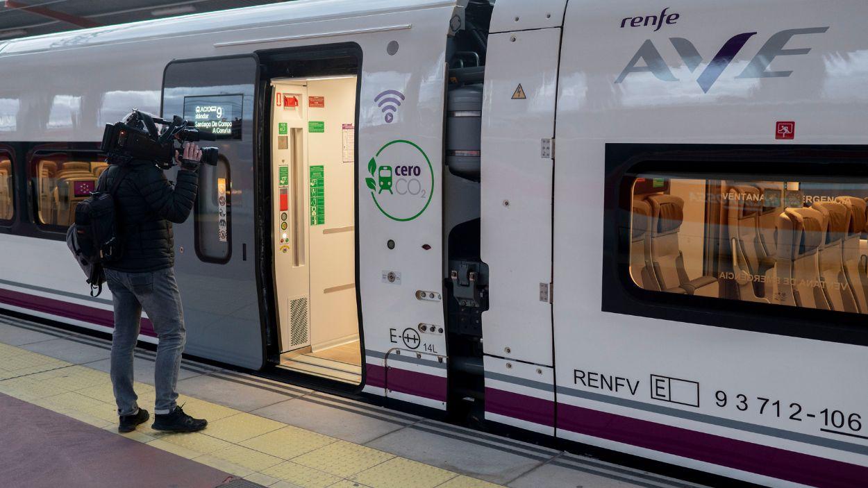 El tren de alta velocidad de la serie 106 en el andén de la estación de Chamartín Clara Campoamor para viajar a A Coruña, a 16 de mayo de 2024, en Madrid