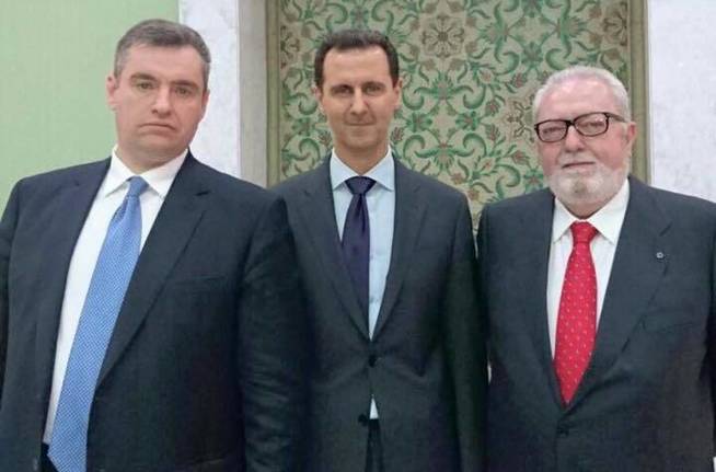 Pedro Agramunt, a la derecha, con el dictador de Siria, Bachar Al Assad y un diputado ruso.