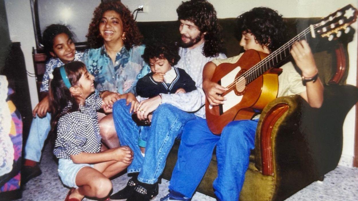La Chispa y Camarón junto a sus cuatro hijos. 