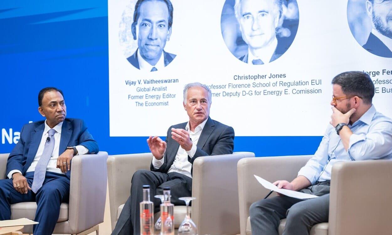 Vijay V. Vaitheeswaran, Christopher Jones y Jorge Fernández Vidal, durante el coloquio celebrado en el marco del ciclo Energy Prospectives de Fundación Naturgy e IESE Business School. FUNDACIÓN NATURGY