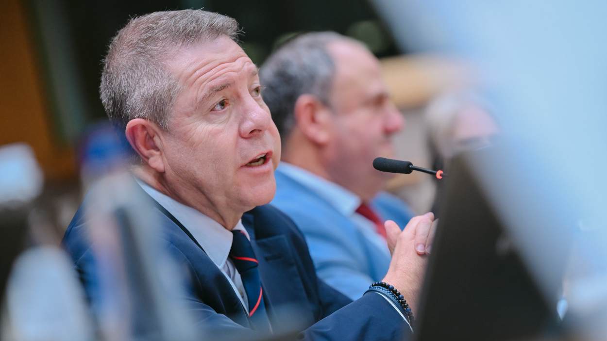 El presidente de Castilla-La Mancha, Emiliano García-Page durante su intervención en el Comité Europeo de las Regiones en Bruselas. EU.