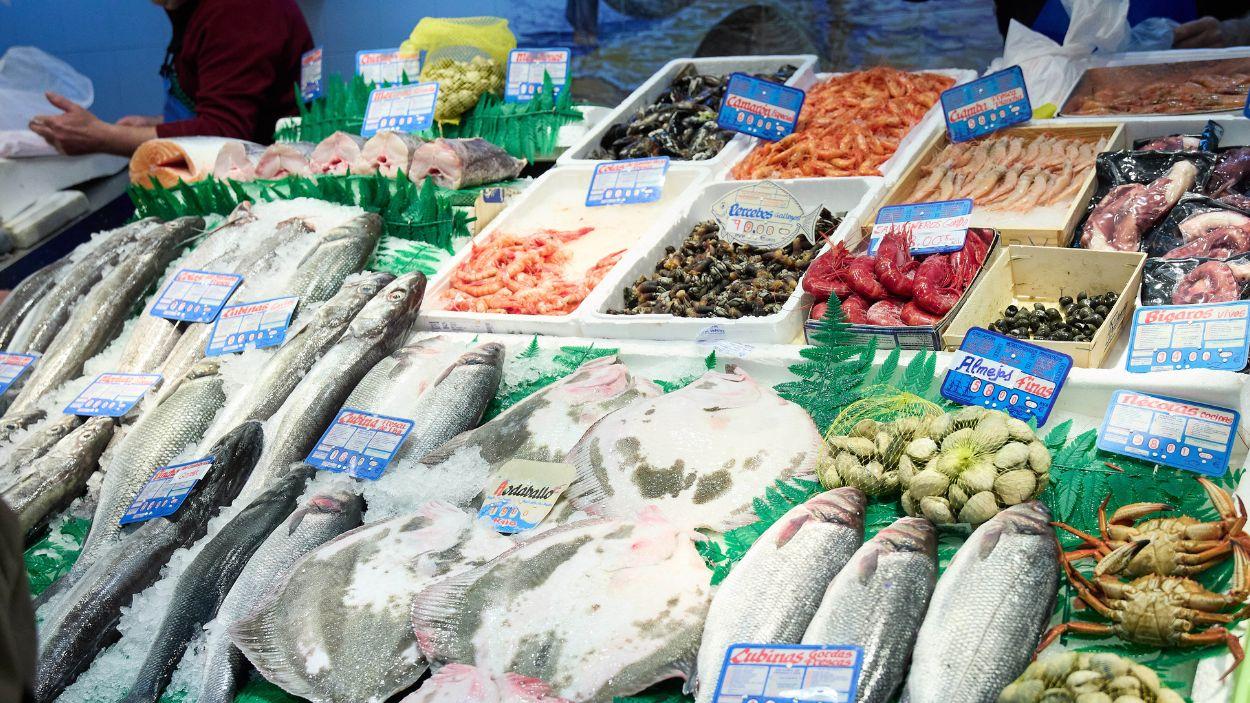 Precios en una pescadería, a 11 de agosto de 2023, en Móstoles, Madrid (España).