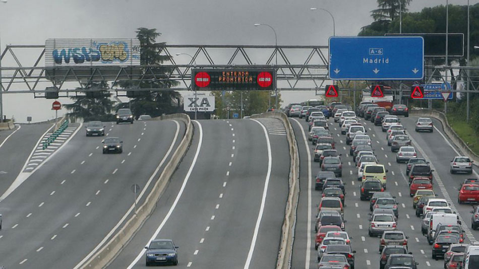 Numerosos coches en un atasco en una autovía