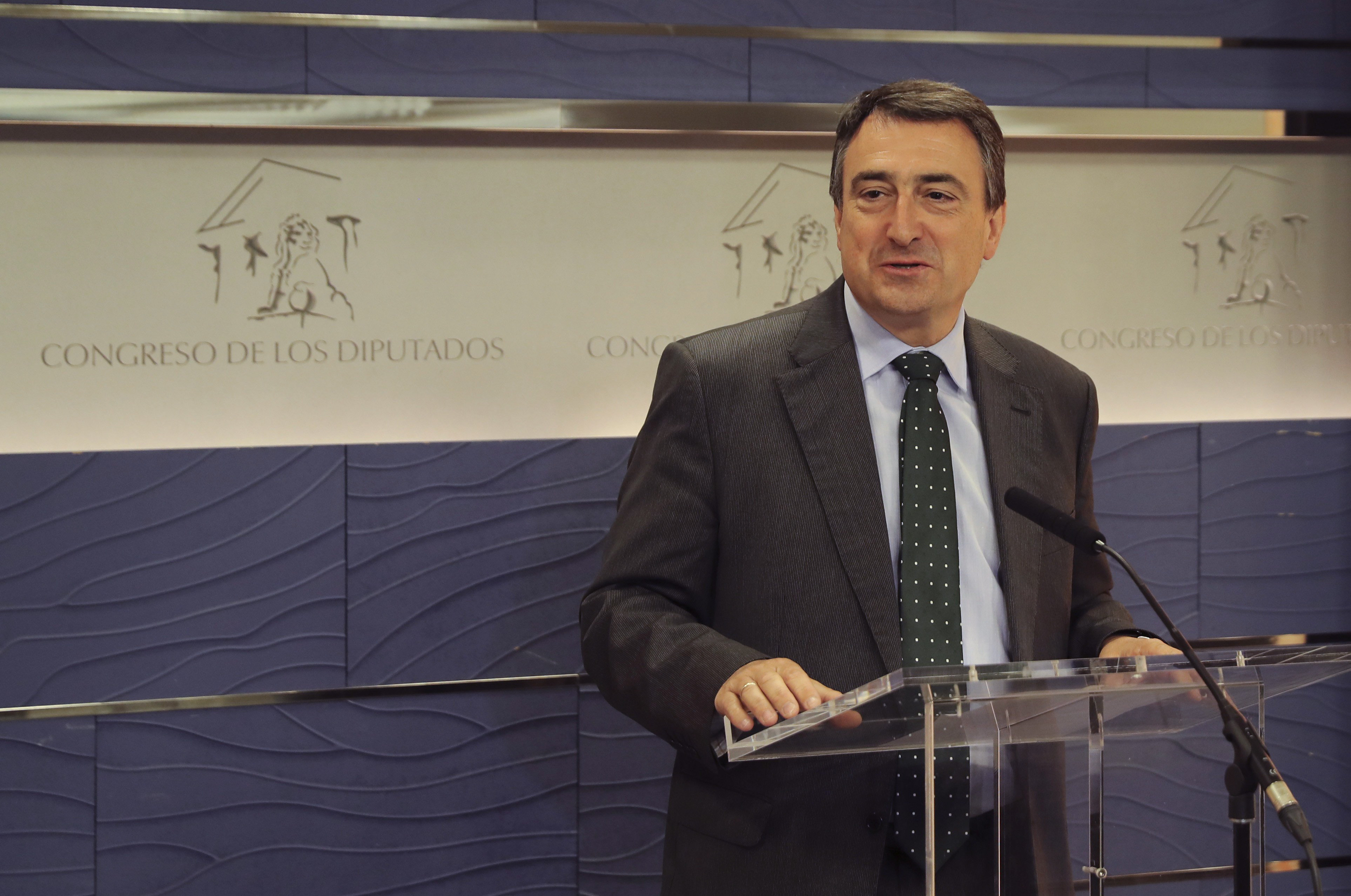 El portavoz del PNV en el Congreso, Aitor Esteban, durante una rueda de prensa en la Cámara Baja.