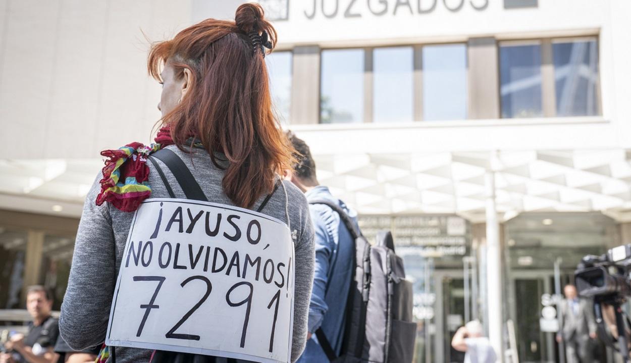 Una persona protesta contra la gestión de residencias de la Comunidad de Madrid. EP