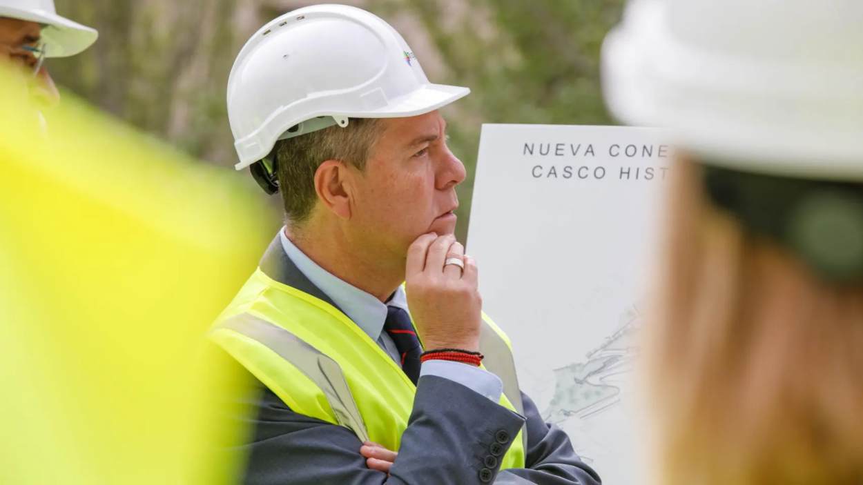 Imagen de Emiliano García-Page, presidente de Castilla-La Mancha, visitando una obra. EP.