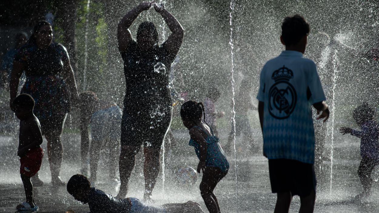 Varias personas se refrescan en las fuentes de Madrid Río. EP.