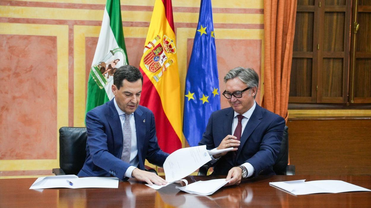 Moreno (PP) y Gavira (Vox) firman el acuerdo de investidura / EP
