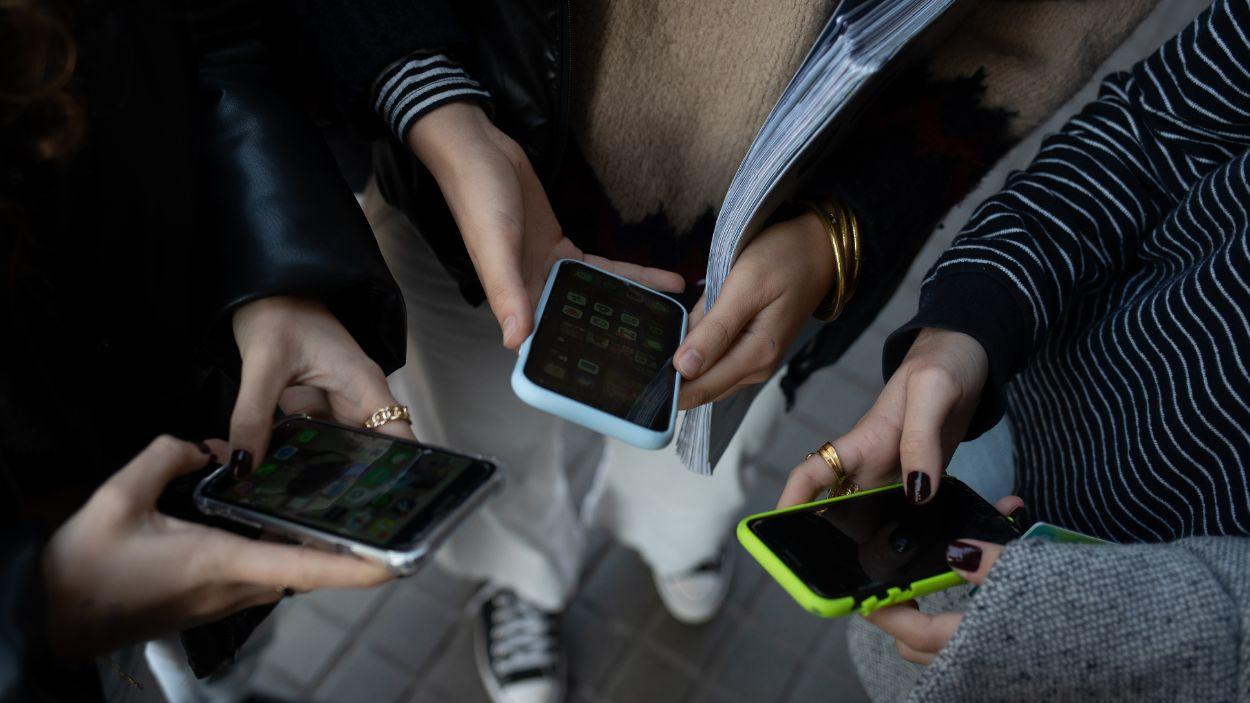 Varias personas usan el teléfono móvil, a 1 de febrero de 2024, en Barcelona. EP.