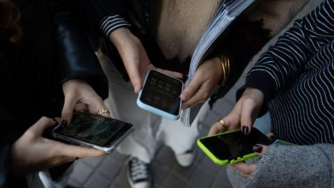 PSOE y Sumar pactan prohibir el acceso de menores de 16 años a las redes sociales con "contenidos dañinos"