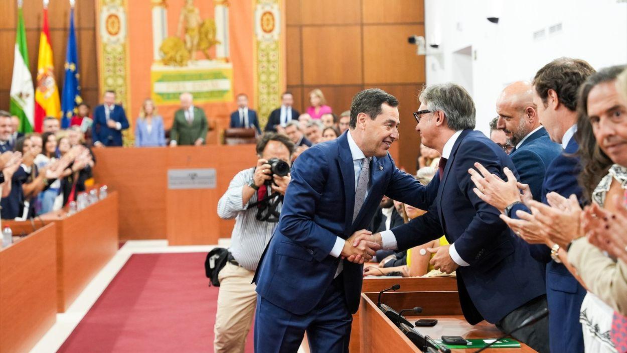 El presidente en funciones de la Junta de Andalucía, Moreno Bonillam saluda a su próximo vicepresidente del Gobierno, Manuel Gavira (Vox) / EP