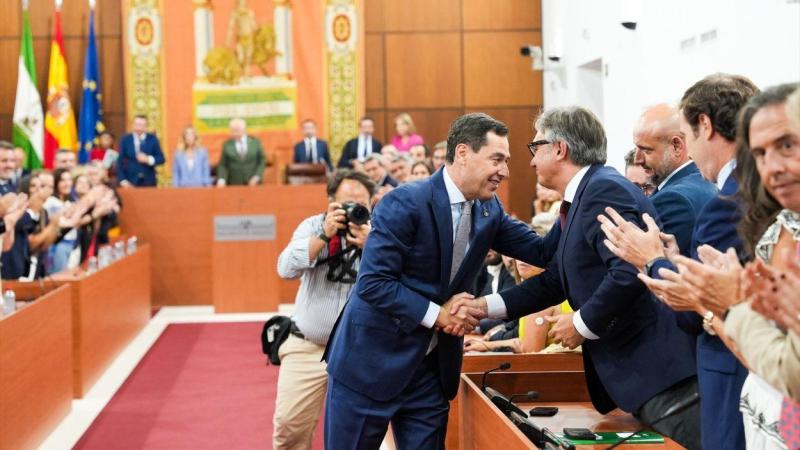 El presidente en funciones de la Junta de Andalucía, Moreno Bonillam saluda a su próximo vicepresidente del Gobierno, Manuel Gavira (Vox) / EP